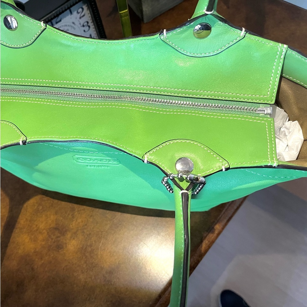 New COACH Bleecker Tote, Palm Green No. F14383 - Picture 8 of 13